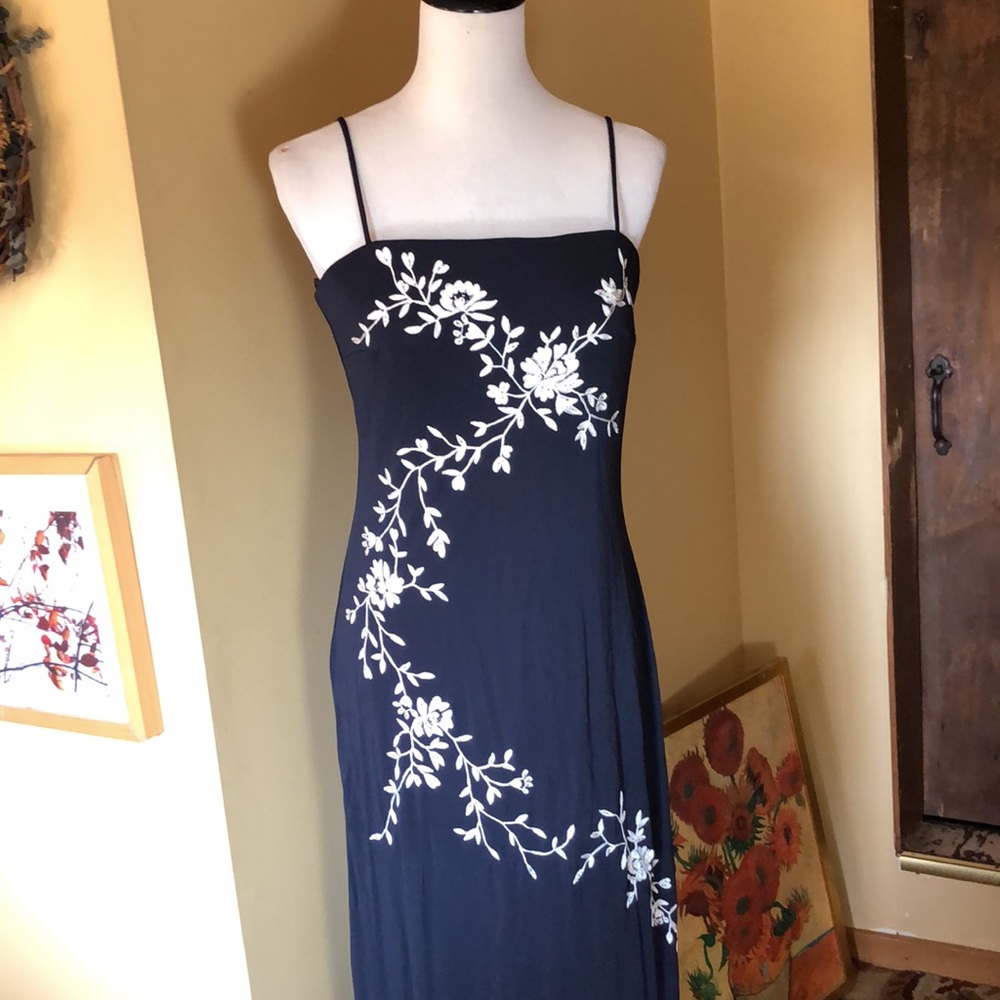 VINTAGE J Ribhogf Couture size 10 Embroidered White Floral on Navy Blue Elegant